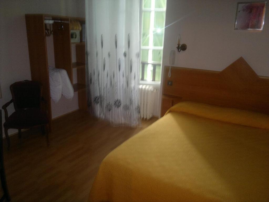 Logis Hotel De France Arudy Szoba fotó
